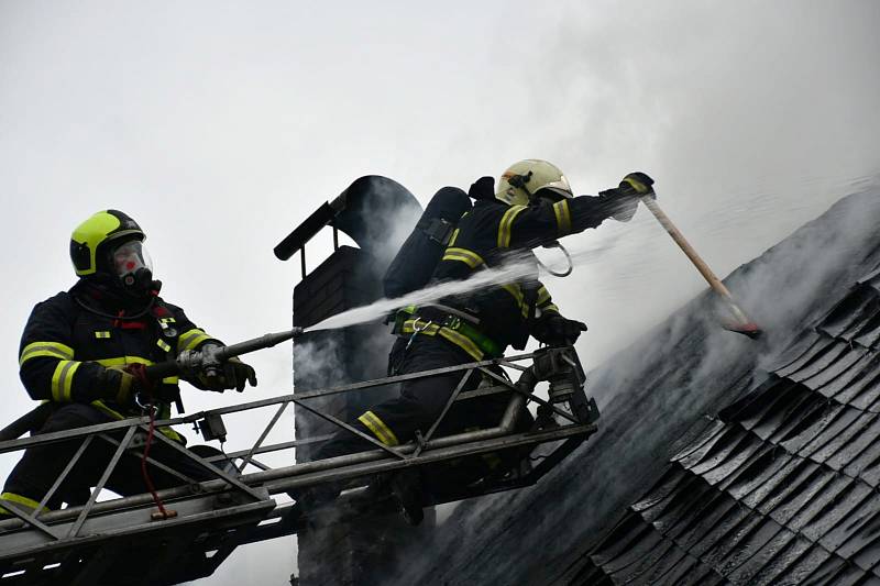 Hasiči zasahují u požáru roubenky v Brtníkách