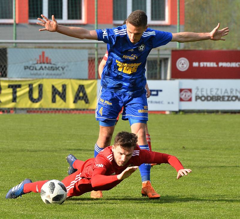 PORÁŽKA. Varnsdorf (v modrém) prohrál 0:2 v Třinci.