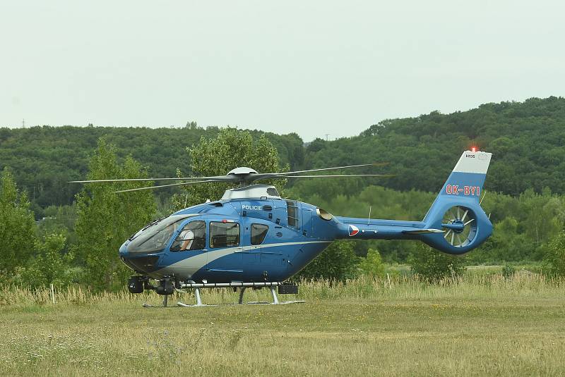 Nejmodernější policejní vrtulník Airbus H135 také pomáhal při hašení požáru. Čtvrtek 28. července.