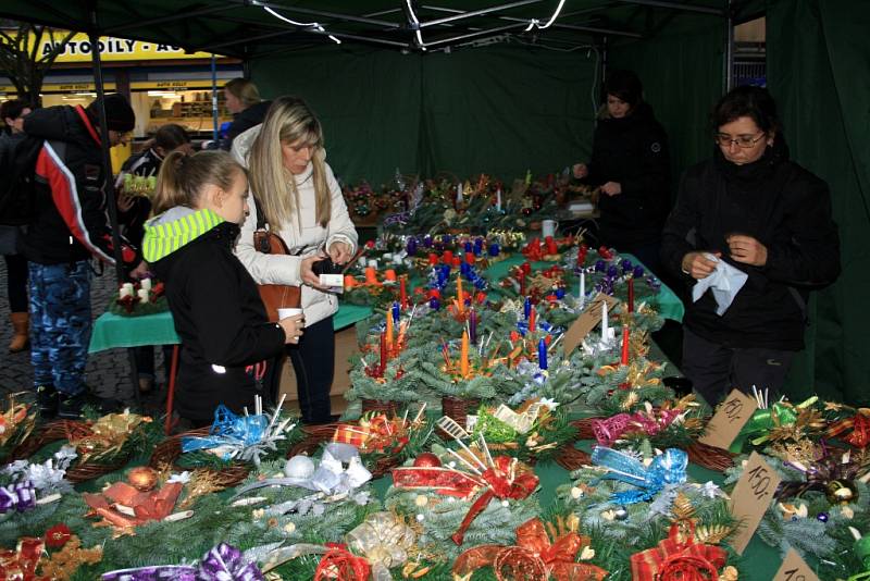 První advent zahájily trhy na Masarykově náměstí.