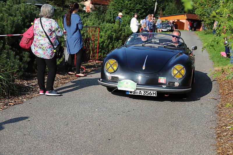 Krásnou Lípou projel závod automobilových veteránů Sachsen Classic