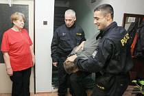 POLICEJNÍ REKONSTRUKCE. Třiatřicetiletý podvodník byl zadržen v rodinném domě v Loubí. Jak zadržení probíhalo, předvedli policisté při rekonstrukci na místě činu. 
