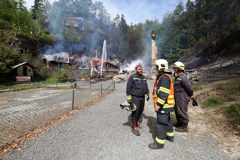 Požár zcela zničil dvě historické chaty Na Tokáni.