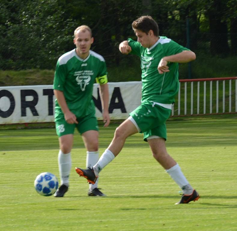 DERBY. Modrá (v modrém) doma porazila na penalty Vilémov.