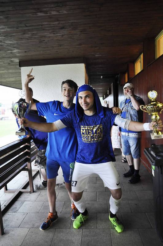 OSLAVY. Fotbalisté Šluknova porazili v dohrávce Jiříkov 9:0 a mohli oslavit postup do I.A třídy.