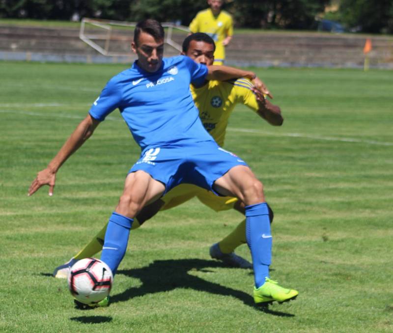 REMÍZA. Fotbalisté Varnsdorfu (ve žlutém) remizovali s Libercem 1:1.