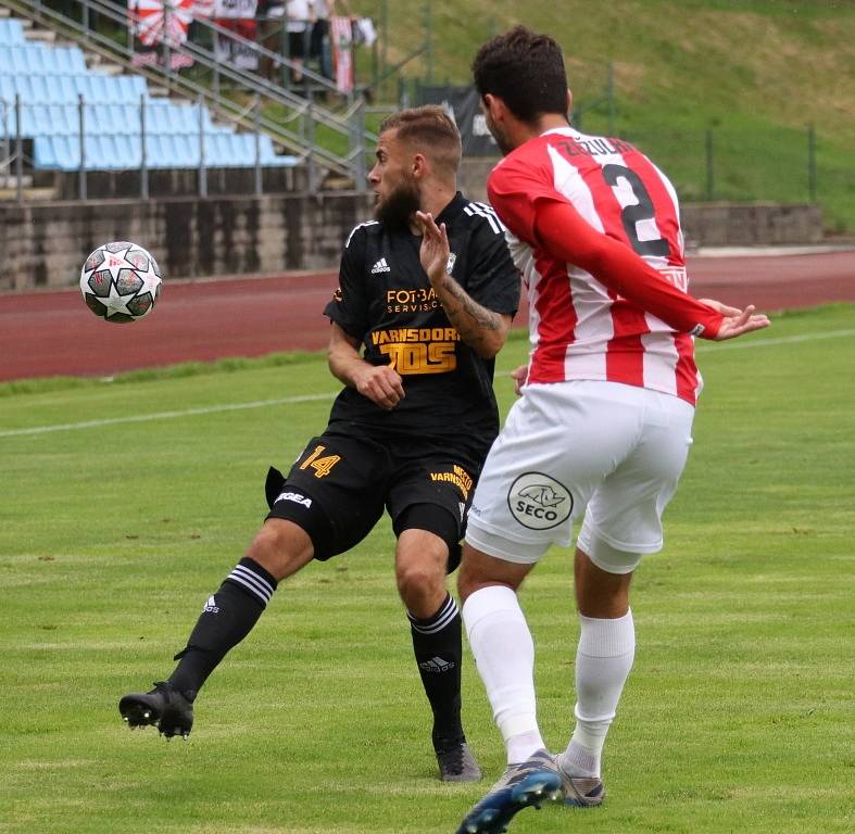 Fotbalisté Varnsdorfu (černé dresy) doma porazili Žižkov 2:1.