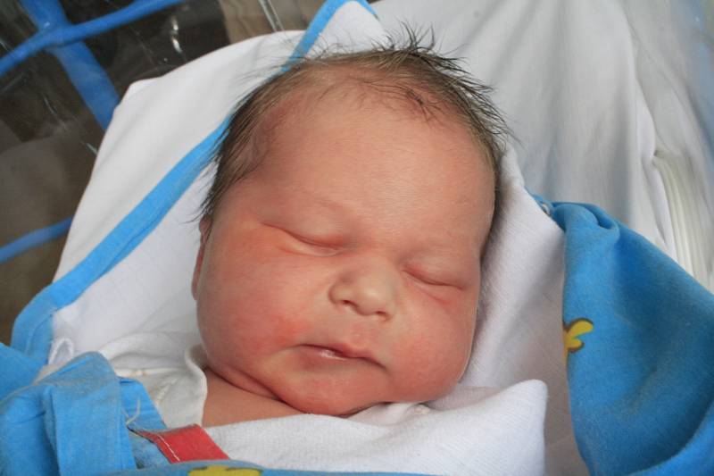 Elišce Juskové z Jílového se 23. března v 7.40 v děčínské porodnici narodil syn Šimon Jusko. Měřil 52 cm a vážil 3,61 kg.