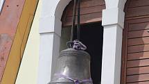 Instalace zvonu v Markvarticích.