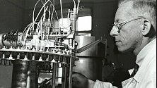 Otto Wichterle v laboratoři.