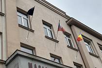 Na budovách magistrátu v Děčíně jsou vyvěšeny černé vlajky.