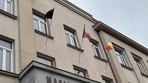Na budovách magistrátu v Děčíně jsou vyvěšeny černé vlajky.