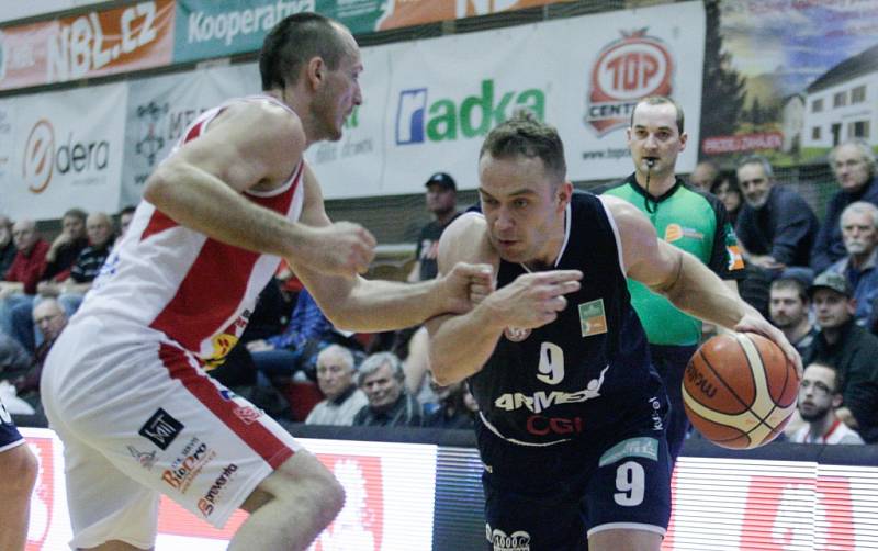 PORÁŽKA. Děčínští basketbalisté (tmavé dresy) prohráli v Pardubicích.