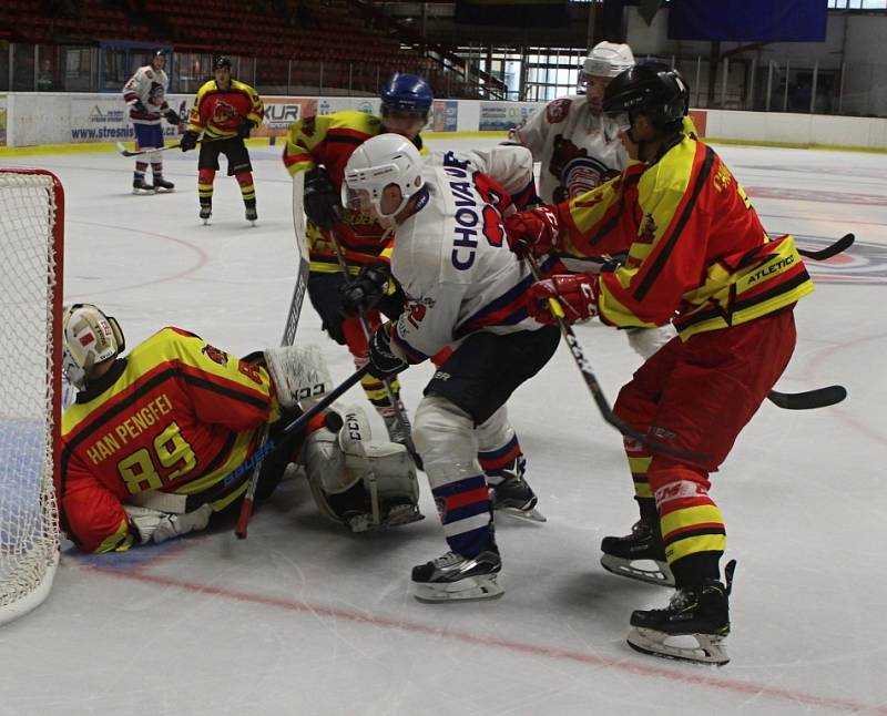 DEBAKL. Děčínští hokejisté porazili tým China Golden Dragons vysoko 9:2.