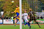 PADLI V ZÁVĚRU. Fotbalisté Varnsdorfu (ve žlutém) doma prohráli 0:1 se Znojmem.