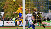 PADLI V ZÁVĚRU. Fotbalisté Varnsdorfu (ve žlutém) doma prohráli 0:1 se Znojmem.