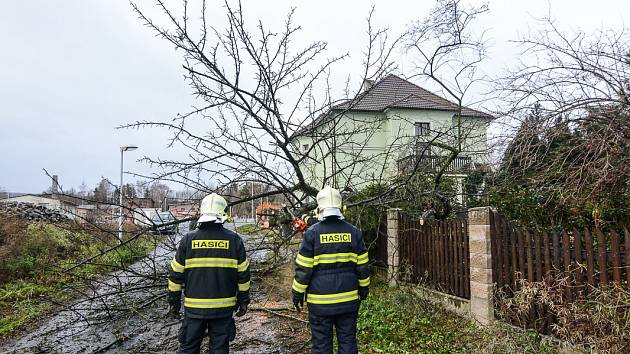 Ve Varnsdorfu v ulici Jiřího z Poděbrad vítr zlomil strom.
