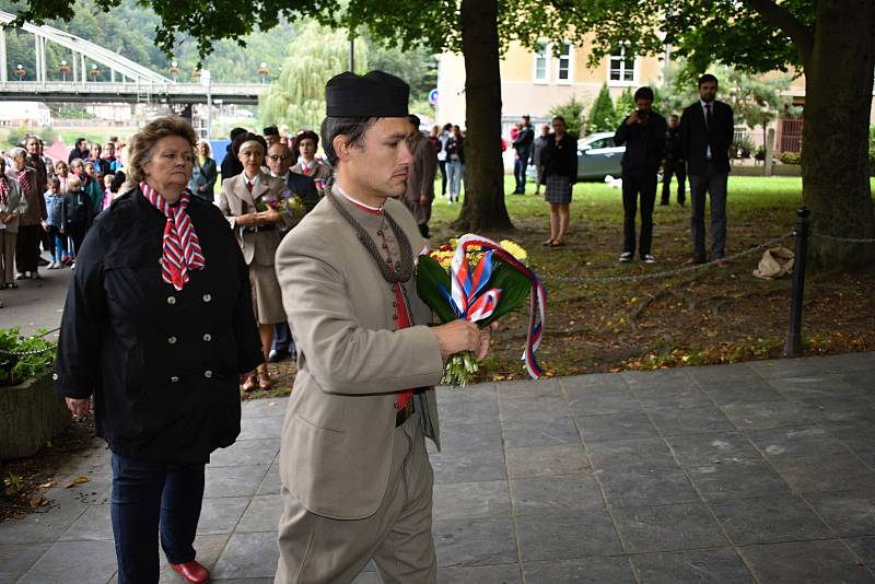 Sokolové přišli položit květiny k pomníku Miroslava Tyrše.