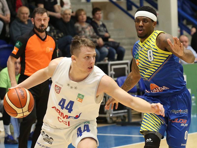 Basketbalový zápas mezi BK Děčín a Slunetou Ústí nad Labem