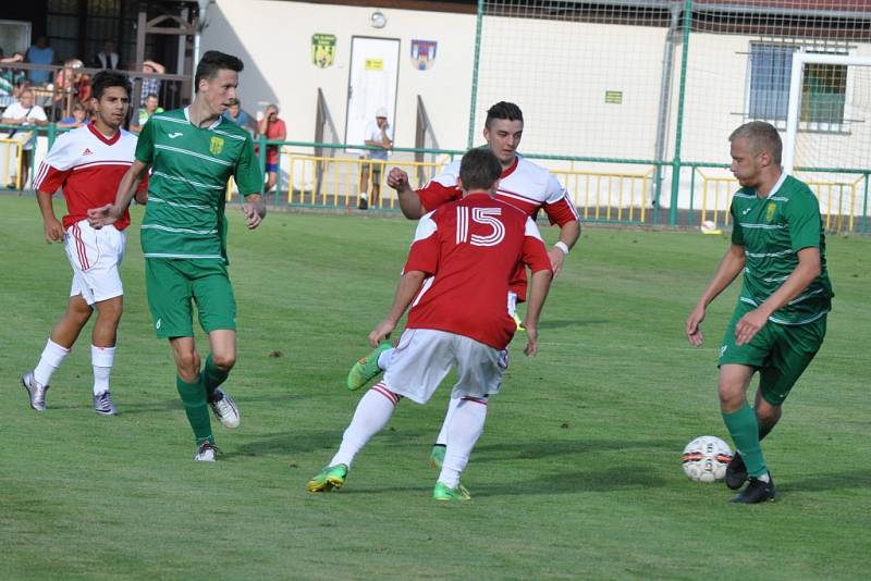 PORÁŽKA. Fotbalisté týmu Modrá/Hrobce (červenobílá) prohráli v Žatci 1:5.