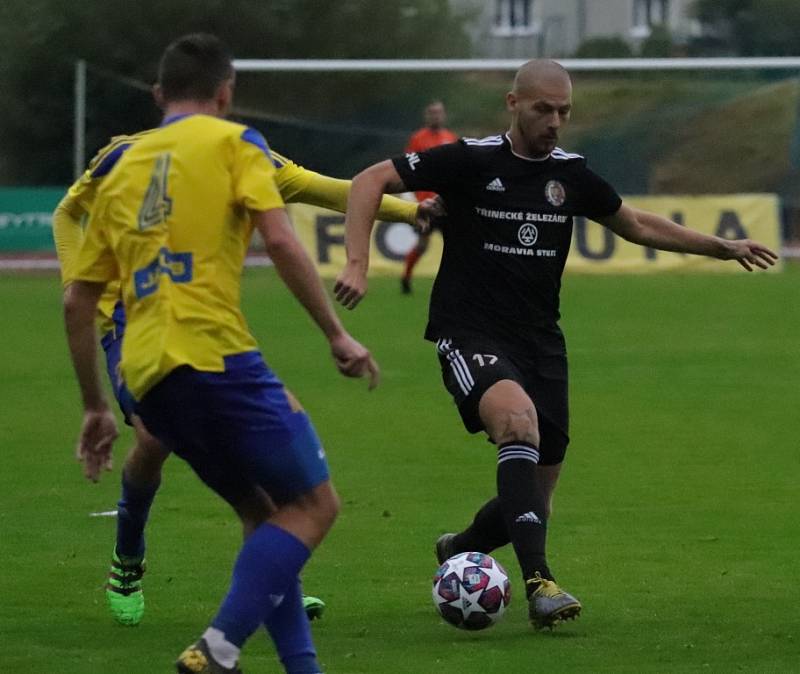 Varnsdorf (ve žlutém) porazil Třinec 1:0.