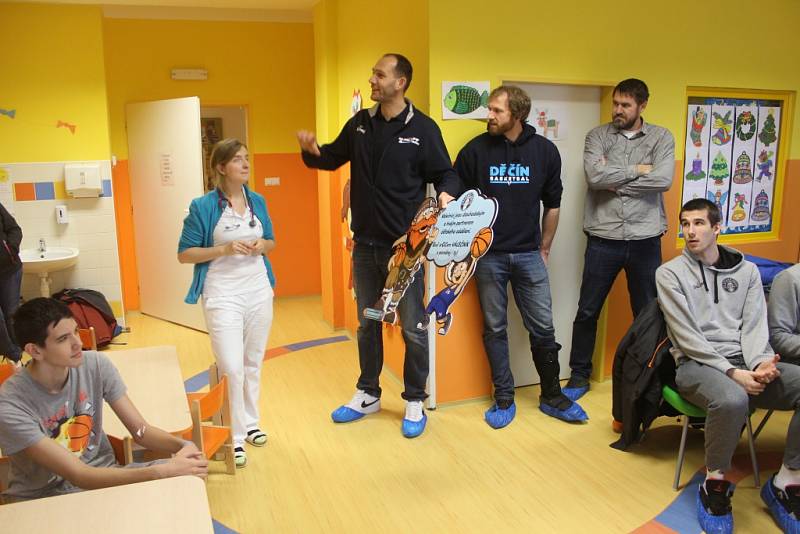 DĚČÍNŠTÍ basketbalisté navštívili nemocnici v Děčíně.