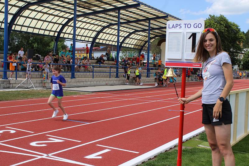 Slavnostní otevření atletického stadionu v Rumburku s účastí olympioničky Anežky Drahotové.