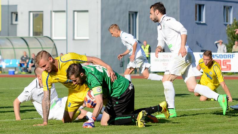 TŘI BODY JSOU DOMA. Varnsdorf (ve žlutém) porazil sestupující Most 3:1.