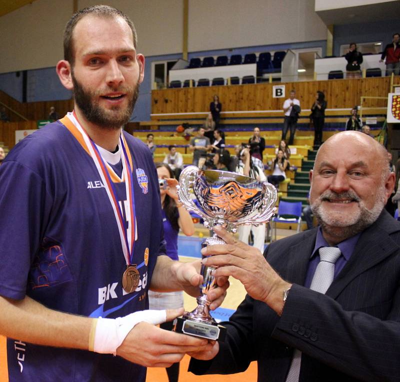 OPĚT BRONZ. Děčínští basketbalisté (v modrém) na finále nedosáhli.