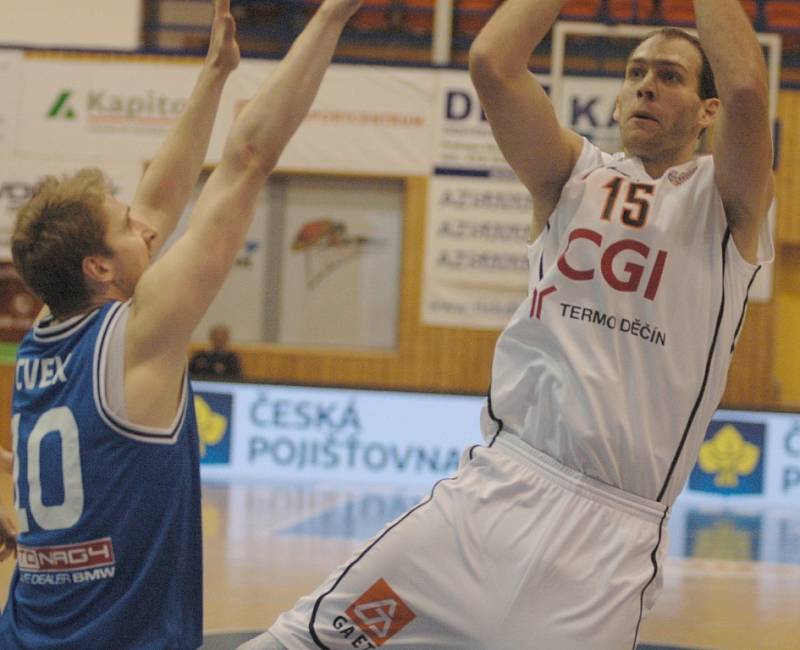 PARÁDA! Děčínští basketbalisté (v bílém) porazili v posledním letošním utkání pražský USK.