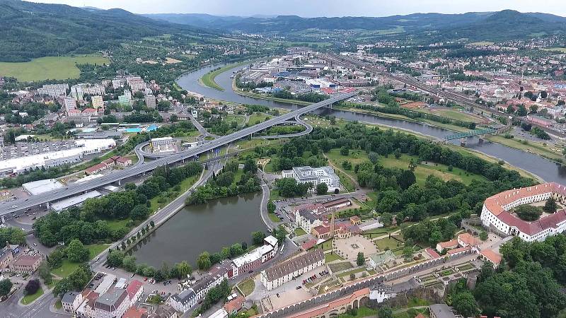 Nová lávka pro pěší a cyklisty má vést podél železničního mostu.