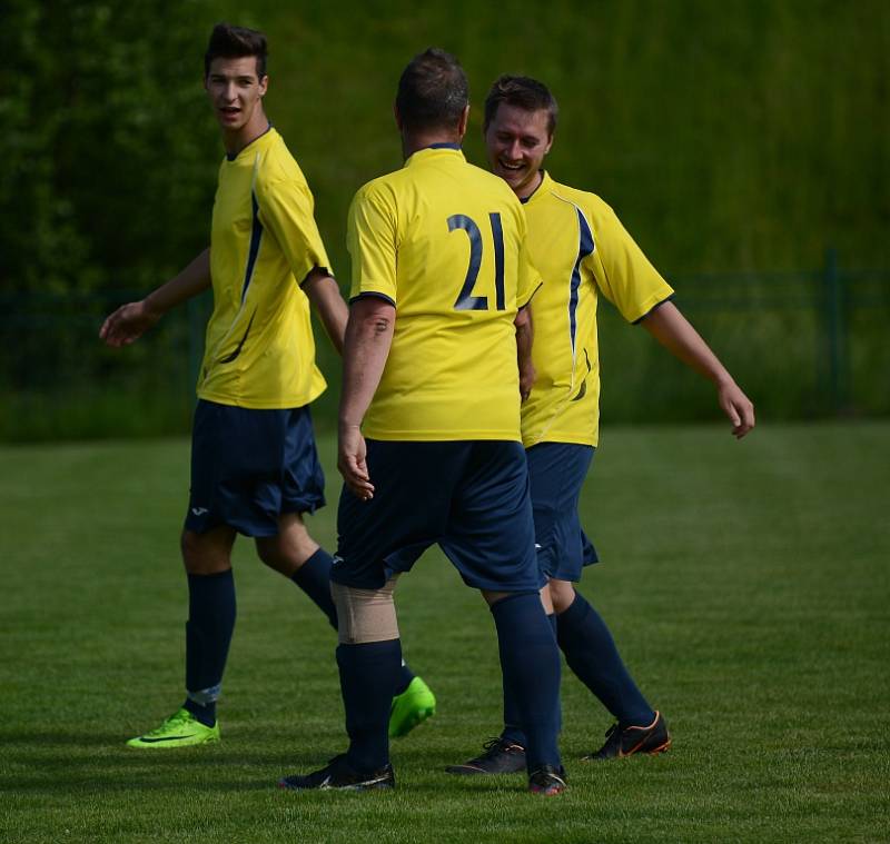 OSLAVY. Fotbalisté Chřibské po posledním domácím zápase převzali pohár pro vítěze okresní soutěže.