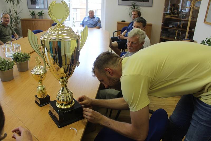 OCENĚNÍ. Děčínští basketbalisté převzali sportovní cenu za měsíc květen.