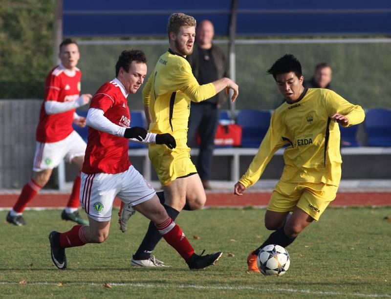 JASNÁ ZÁLEŽITOST. Fotbalisté Rumburka (ve žlutém) porazili doma Bohušovice 7:0.