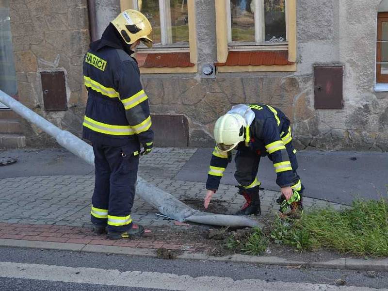 Auto po nehodě v Bynově skončilo na boku.