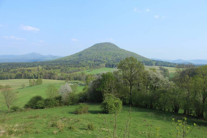 Vášniví turisté zahájili sezonu v národním parku několikakilometrovým výletem.