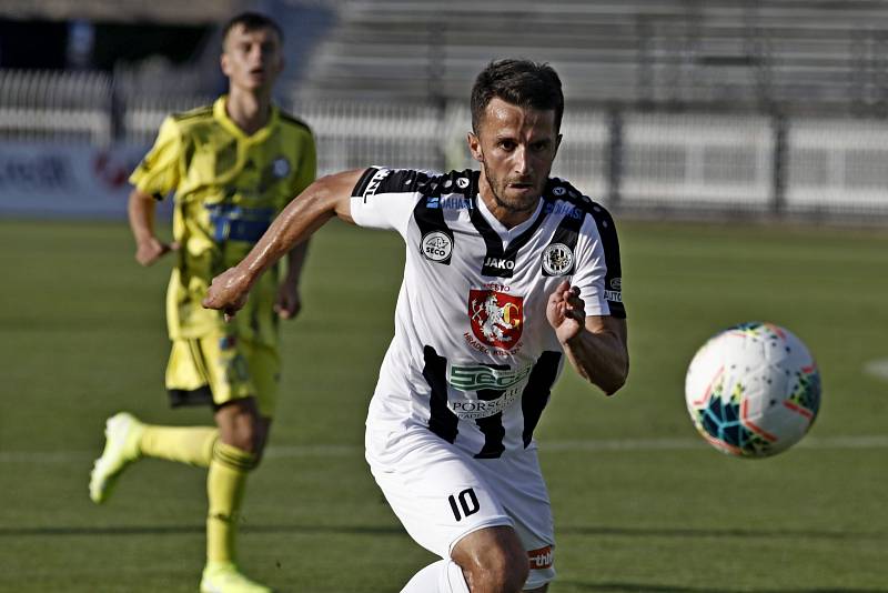 DEBAKL. Fotbalisté Varnsdorfu (ve žlutém) propadli v Hradci Králové, kde prohráli 0:8.