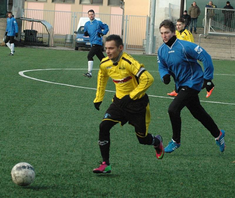 JEDENÁCT BRANEK padlo v utkání Junioru Děčín (ve žlutém) a Vilémovem.