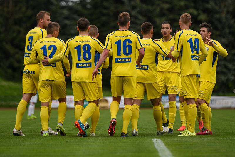 PARÁDA. Varnsdorf (ve žlutém) doma porazil Vyšehrad 6:1.