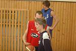 BASKETBALISTÉ V AKCI. Čtyři hráči BK Děčín navštívili střední školu.