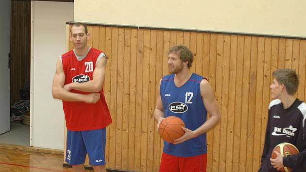 BASKETBALISTÉ V AKCI. Čtyři hráči BK Děčín navštívili střední školu.