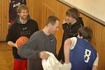 BASKETBALISTÉ V AKCI. Čtyři hráči BK Děčín navštívili střední školu.