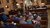 Letos se opět zpívaly koledy s Deníkem v Jedlce v kostele sv. Anny. Zazpívat si přišlo na 70 dospělých i dětí.