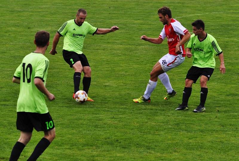 POHODA. Šluknov (v červeném) doma porazil Svádov jasně 4:0.