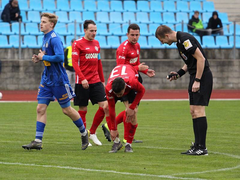 REMÍZA. Fotbalisté Varnsdorfu (v modrém) doma remizovali s Chrudimí 2:2.