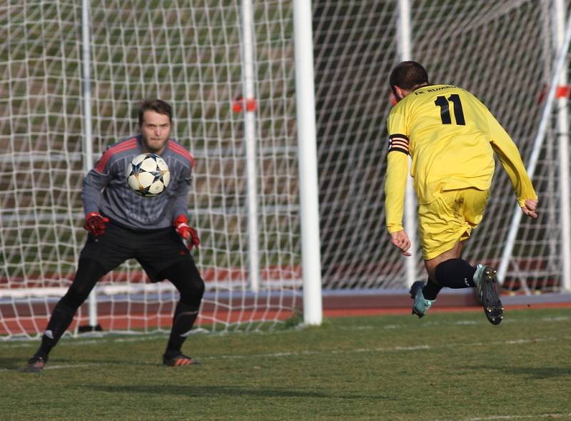 JASNÁ ZÁLEŽITOST. Fotbalisté Rumburka (ve žlutém) porazili doma Bohušovice 7:0.