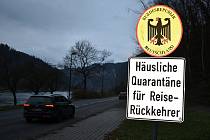 Přijíždějící do Německa varuje před karanténou velká cedule.