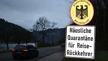 Přijíždějící do Německa varuje před karanténou velká cedule.