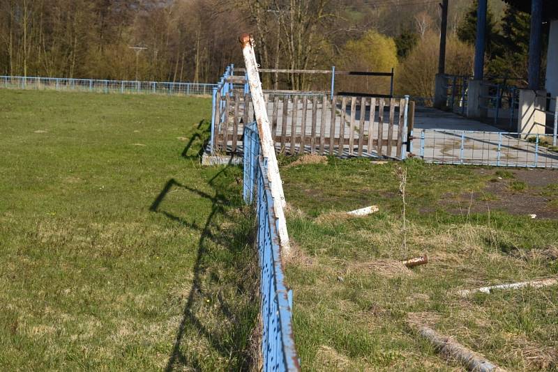 Současná podoba fotbalového hřiště ve Valkeřicích. Okresní fotbal se tady naposledy hrál v létě 2016.