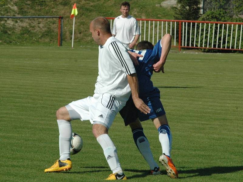 DERBY. Fotbalisté Modré (bílé dresy) doma porazili Junior Děčín 3:1.